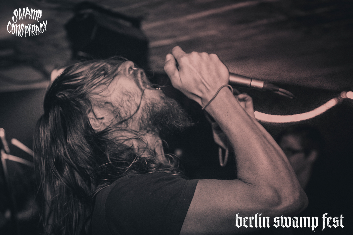Down_on_my_knees_Im_weak_Berlin_Swamp_Fest_2015